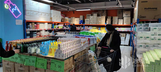 超市折扣倉(cāng)年貨潮涌，市民假日“囤貨”忙，日用百貨銷(xiāo)售迎來(lái)小高峰